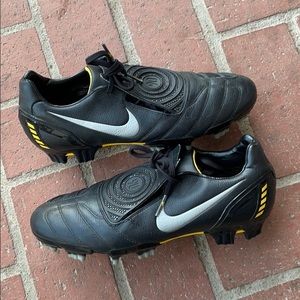 total 90 soccer boots